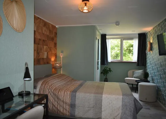 Dichtbijzee מלון