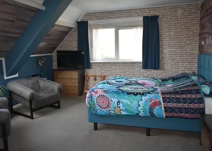 Dichtbijzee מלון